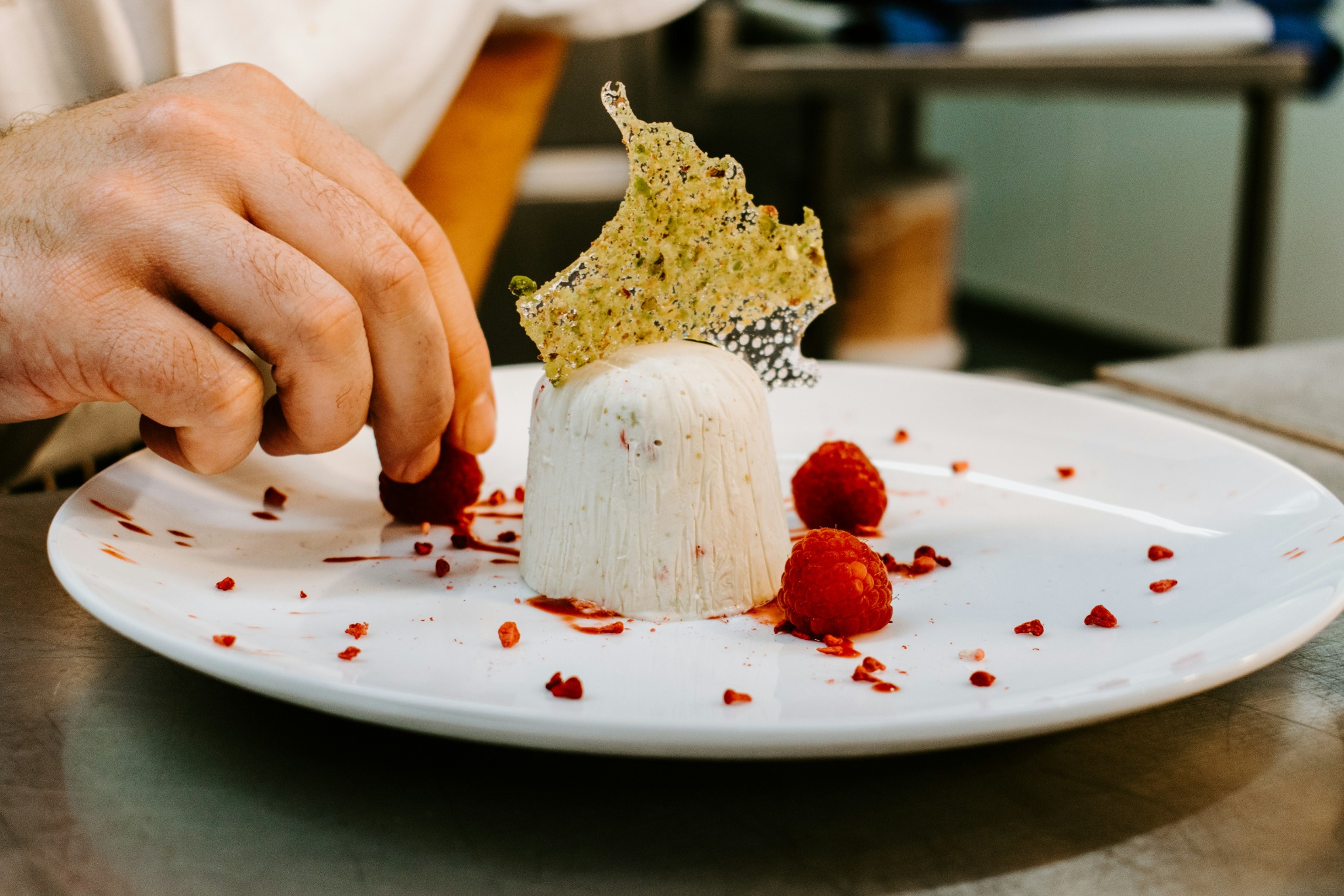Postre al plato terminado a mano en cocina